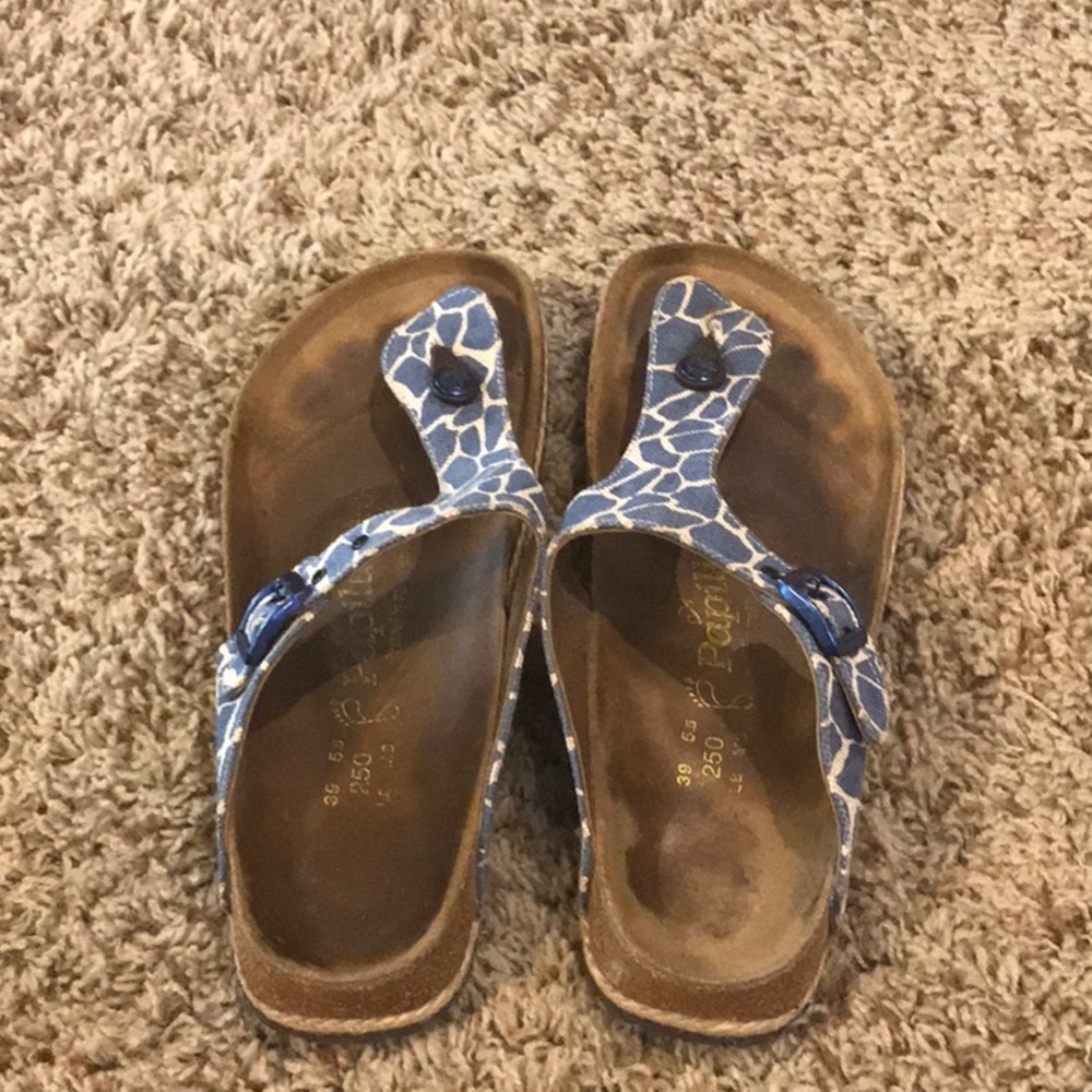 Blue giraffe print Birkenstock’s size 39